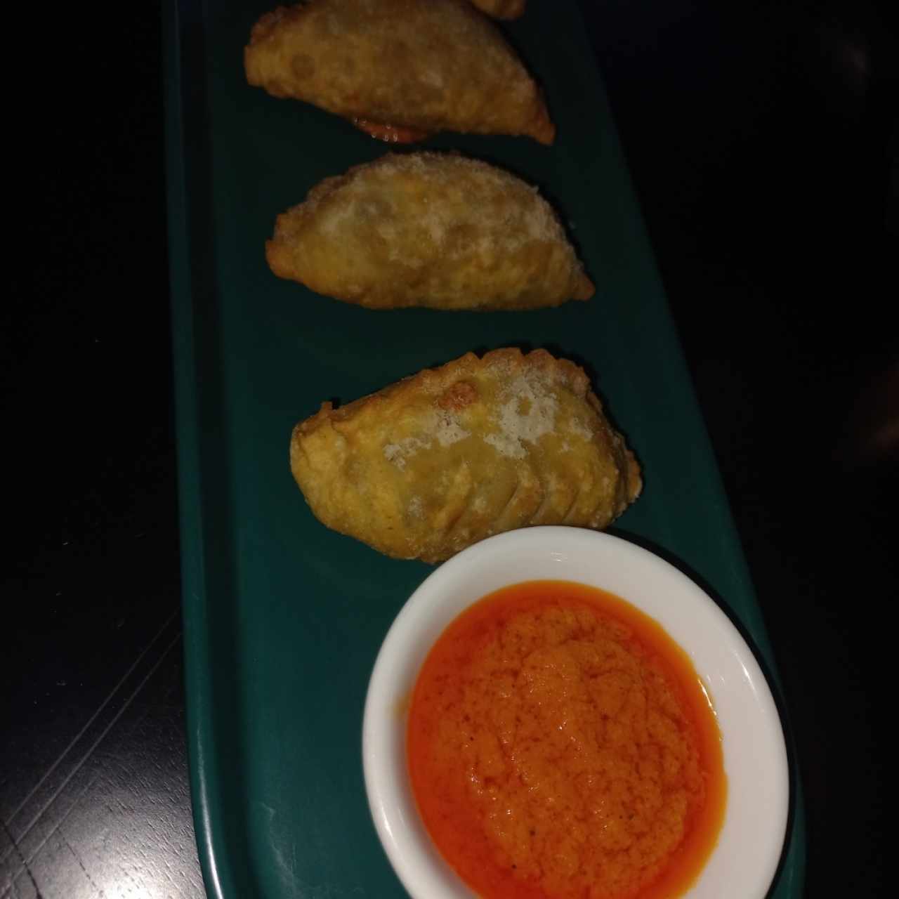 EMPANADAS DE SETAS CON SALSA ROMESCO