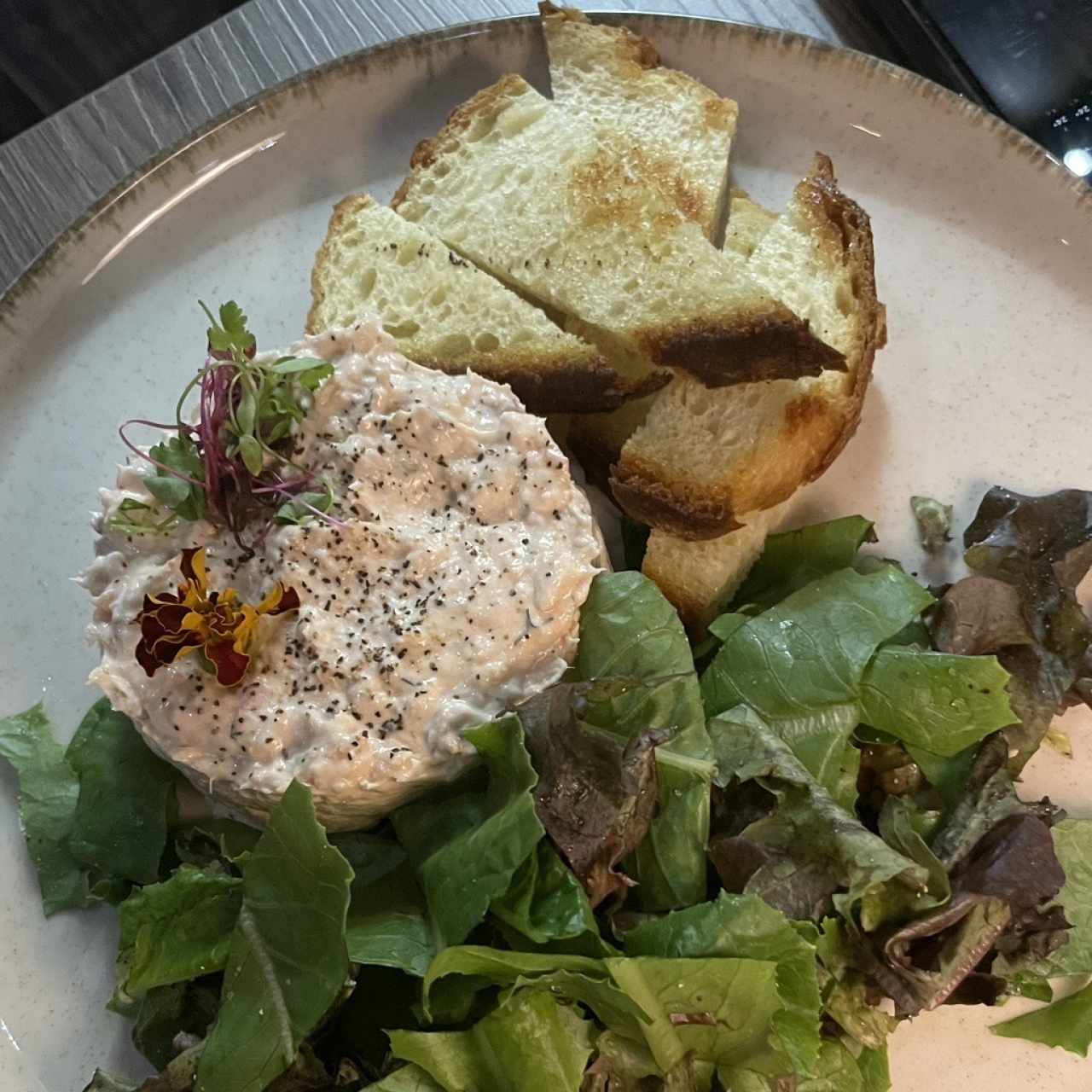 ENSALADA DE RILLETTE DE SALMÓN