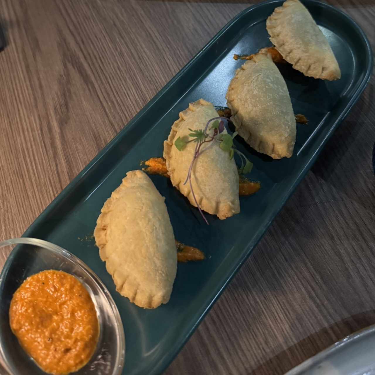 EMPANADAS DE SETAS CON SALSA ROMESCO