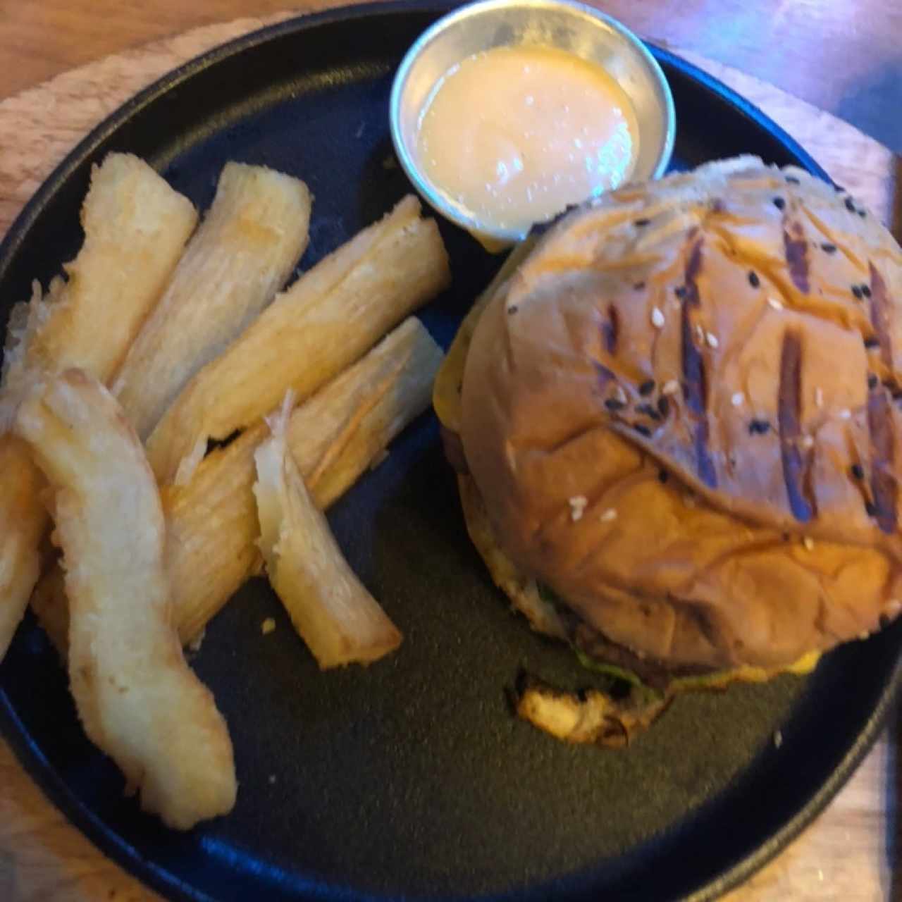 Hamburguesa clasica con yuca frita