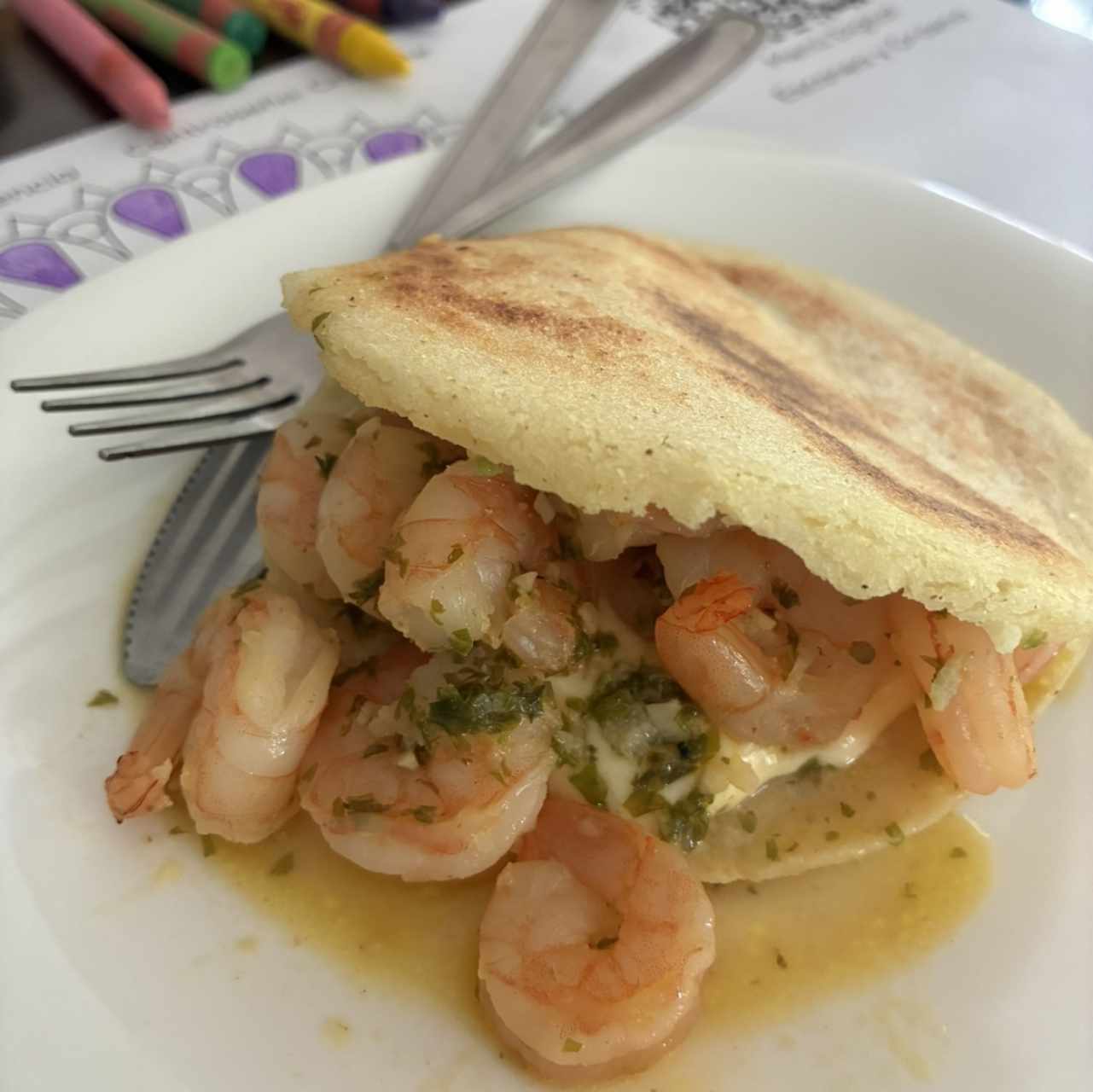 Arepa con camarones