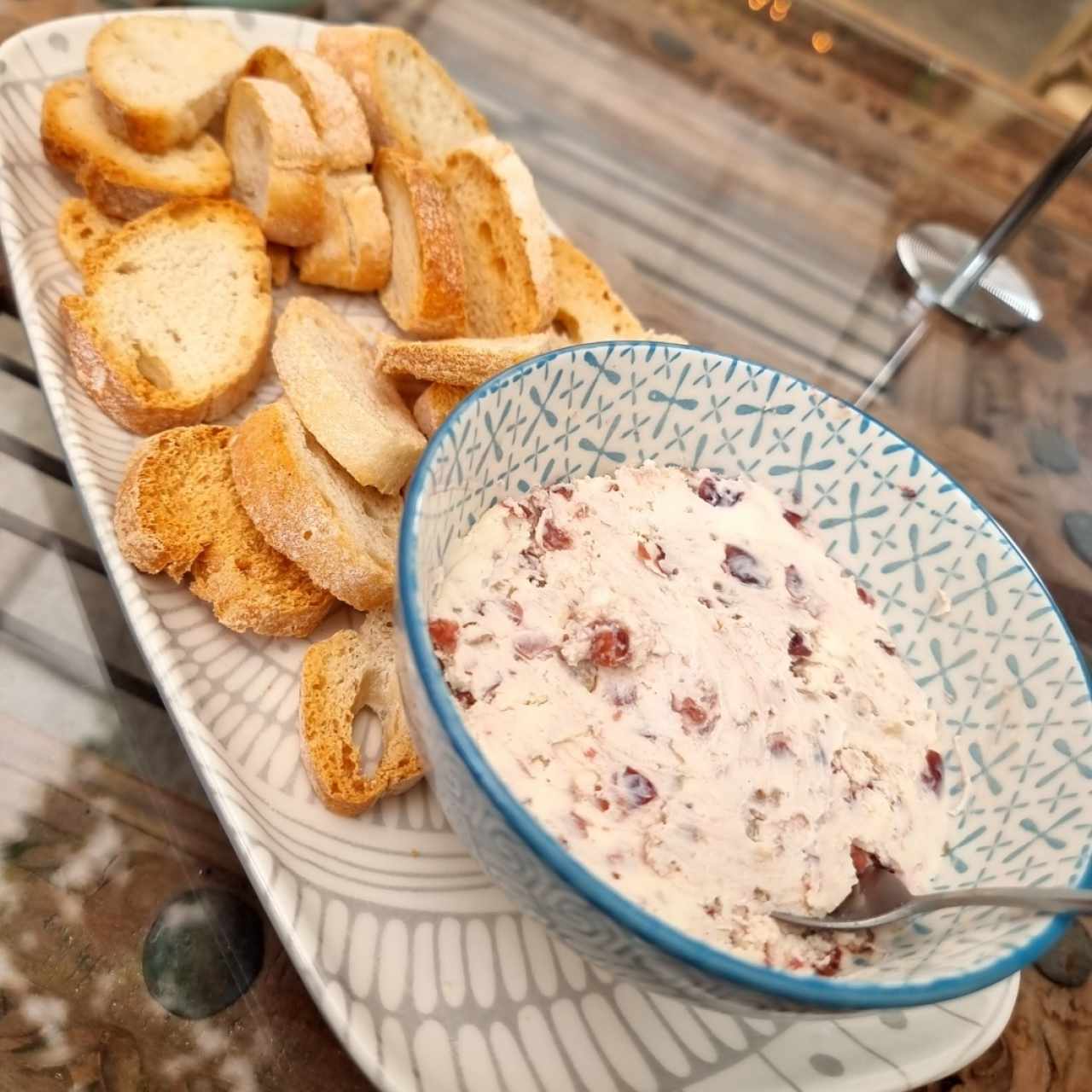 Dip de queso crema con frutos rojos y nueces