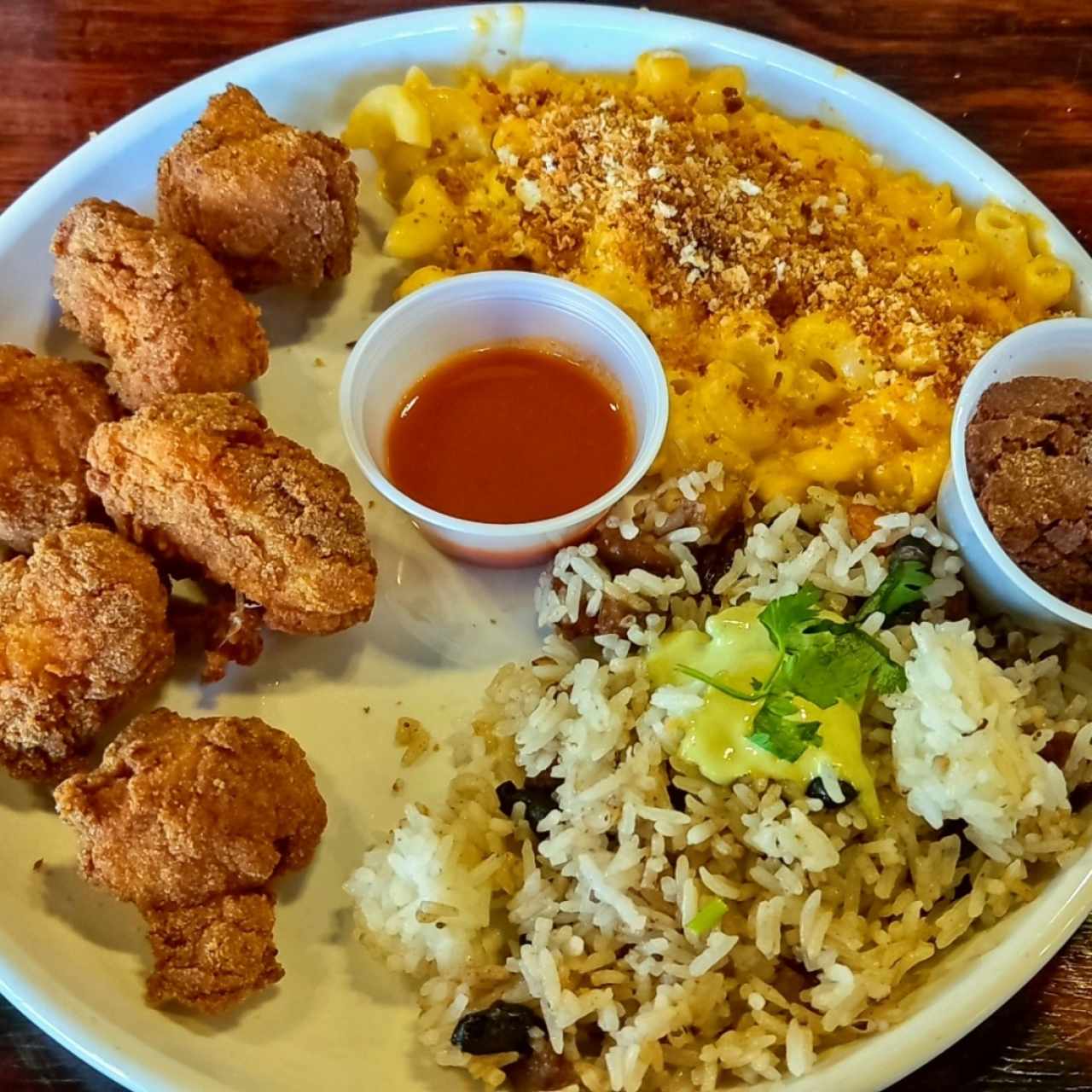 poppers de pollo, mac and cheese, arroz de Jasmín con culantro, fudge brownie