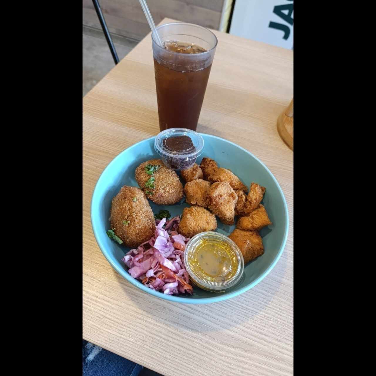 Crispy Chicken Poppers con salsa de su elección Mediano