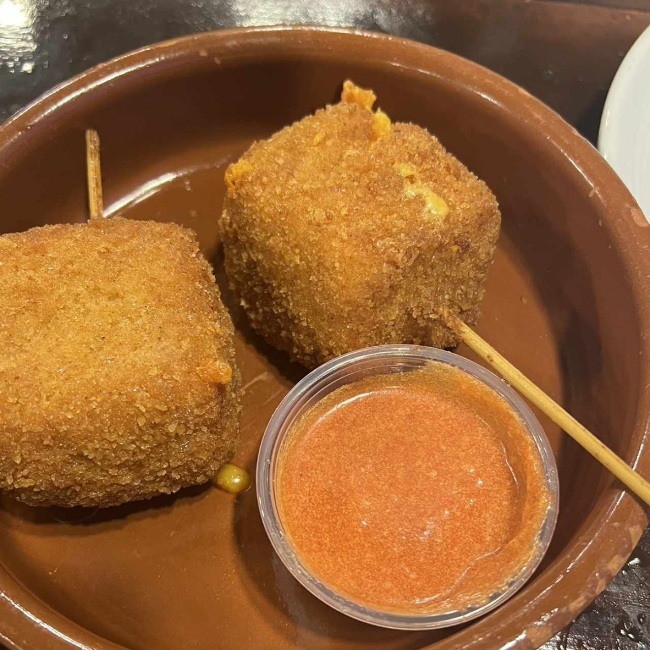 Croquetas cheddar y chicharrón 