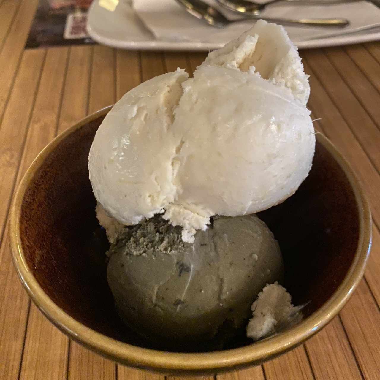 Helado de jenjibre y ajonjolí 