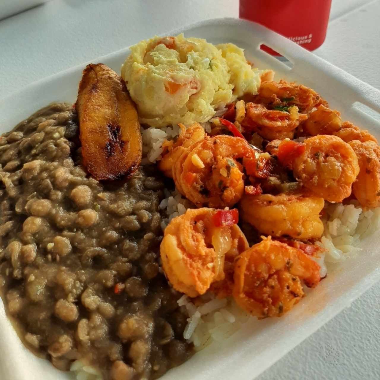 Almuerzo Camarones caribeños con arroz con coco. Buenisimo.