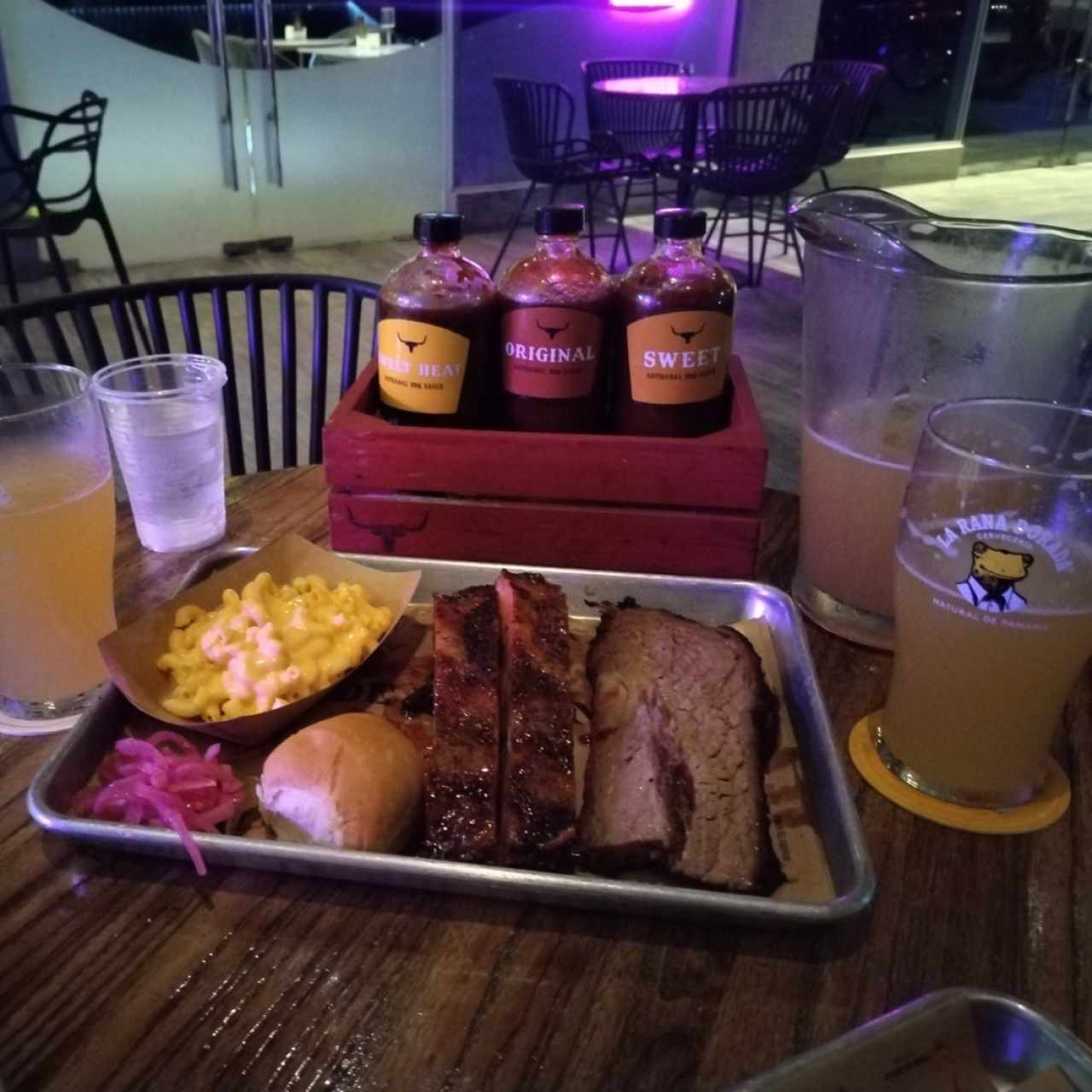 Brisket, ribs y mac and cheese