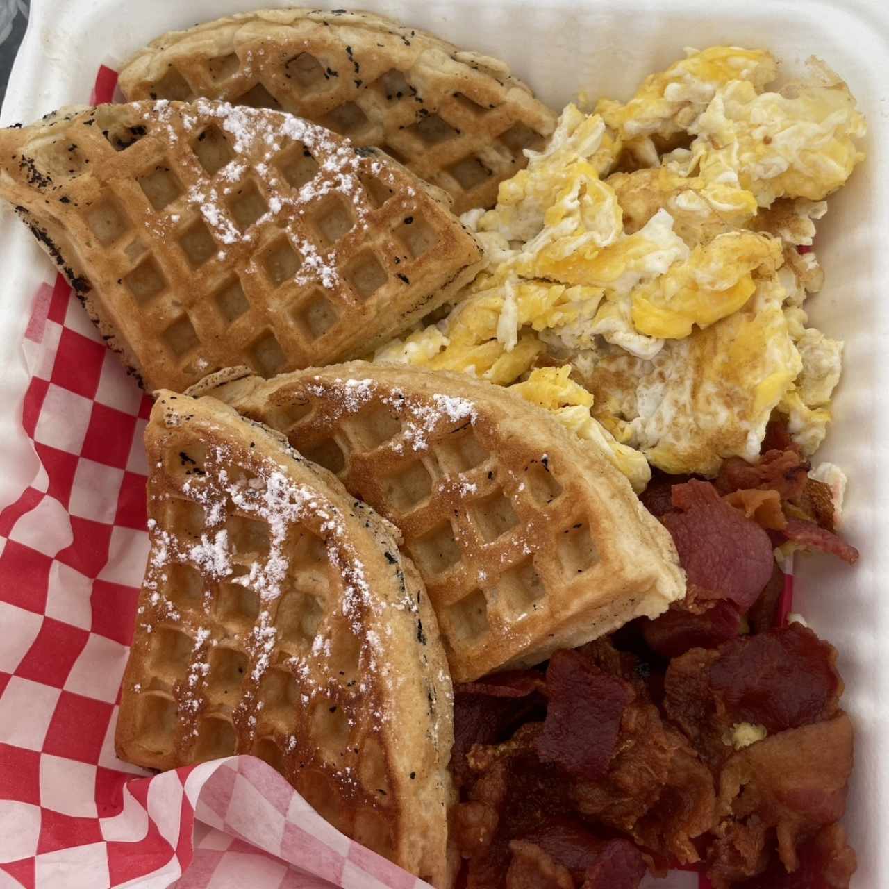 Waffles con huevos y tocino