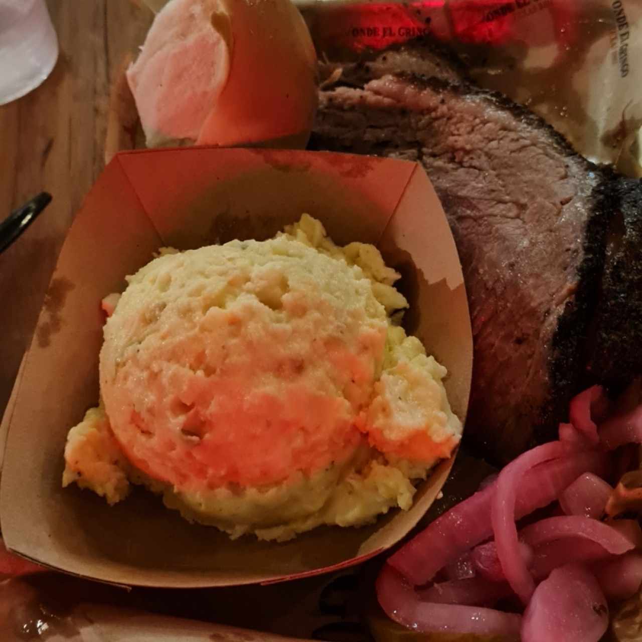 brisket y aconpañamiento de pure de papas