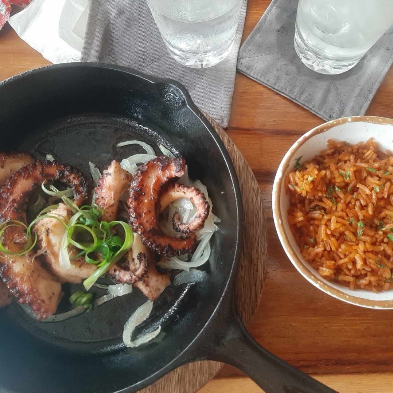 Pulpo a la brasa con arroz con coco