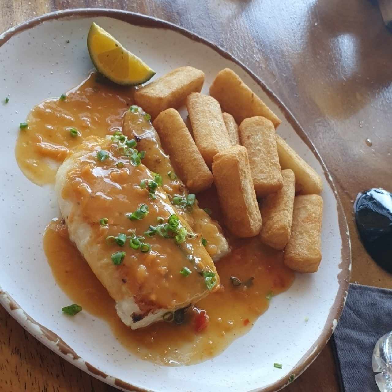 corvina con salsa de marisco (nota: se pidió al ajillo) con yuca