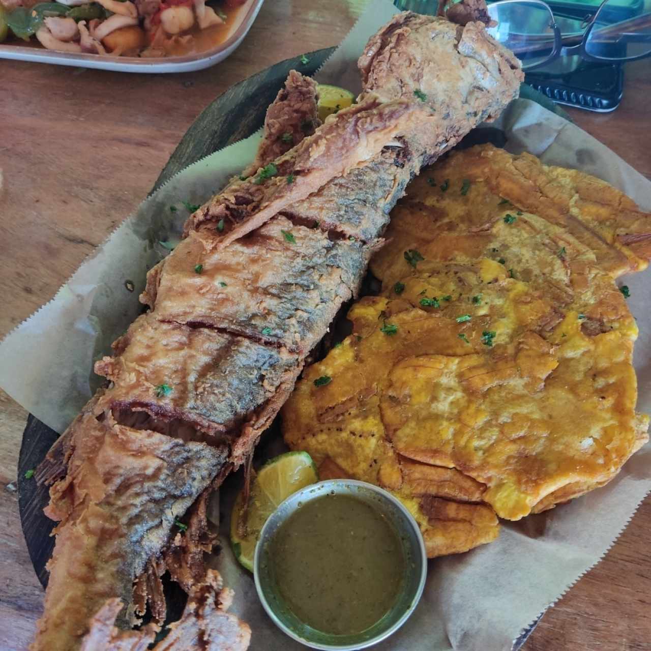 pescado con patacones 