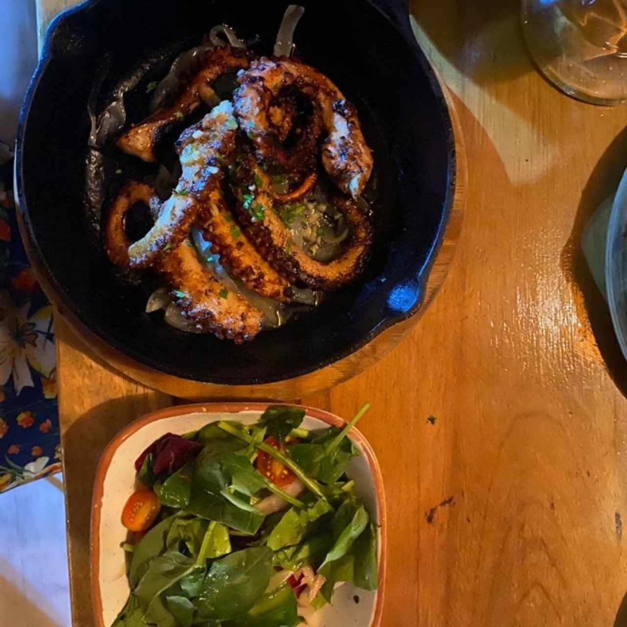 Pulpo a la brasa con ensalada