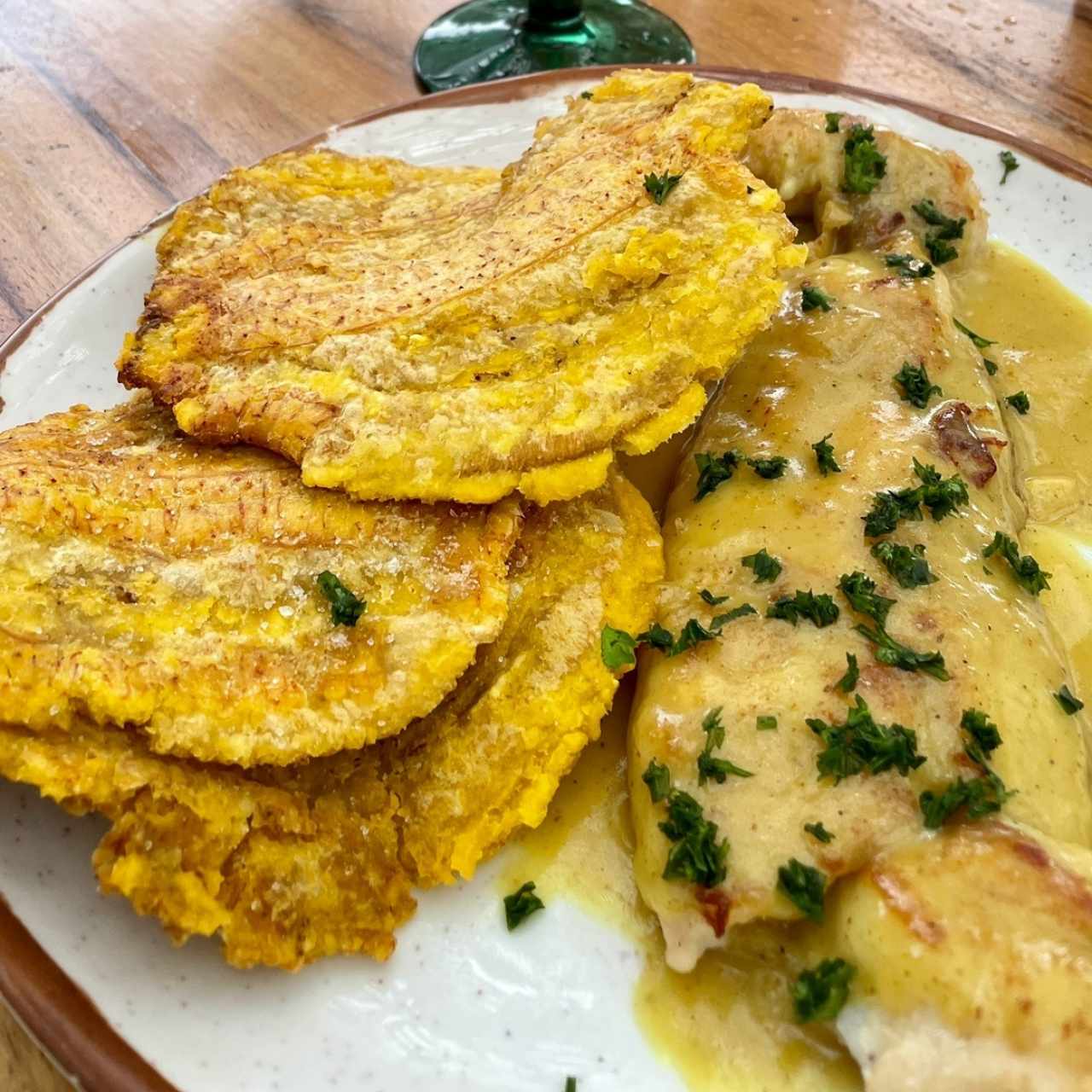 Filete de pescado al curry con coco y patacones