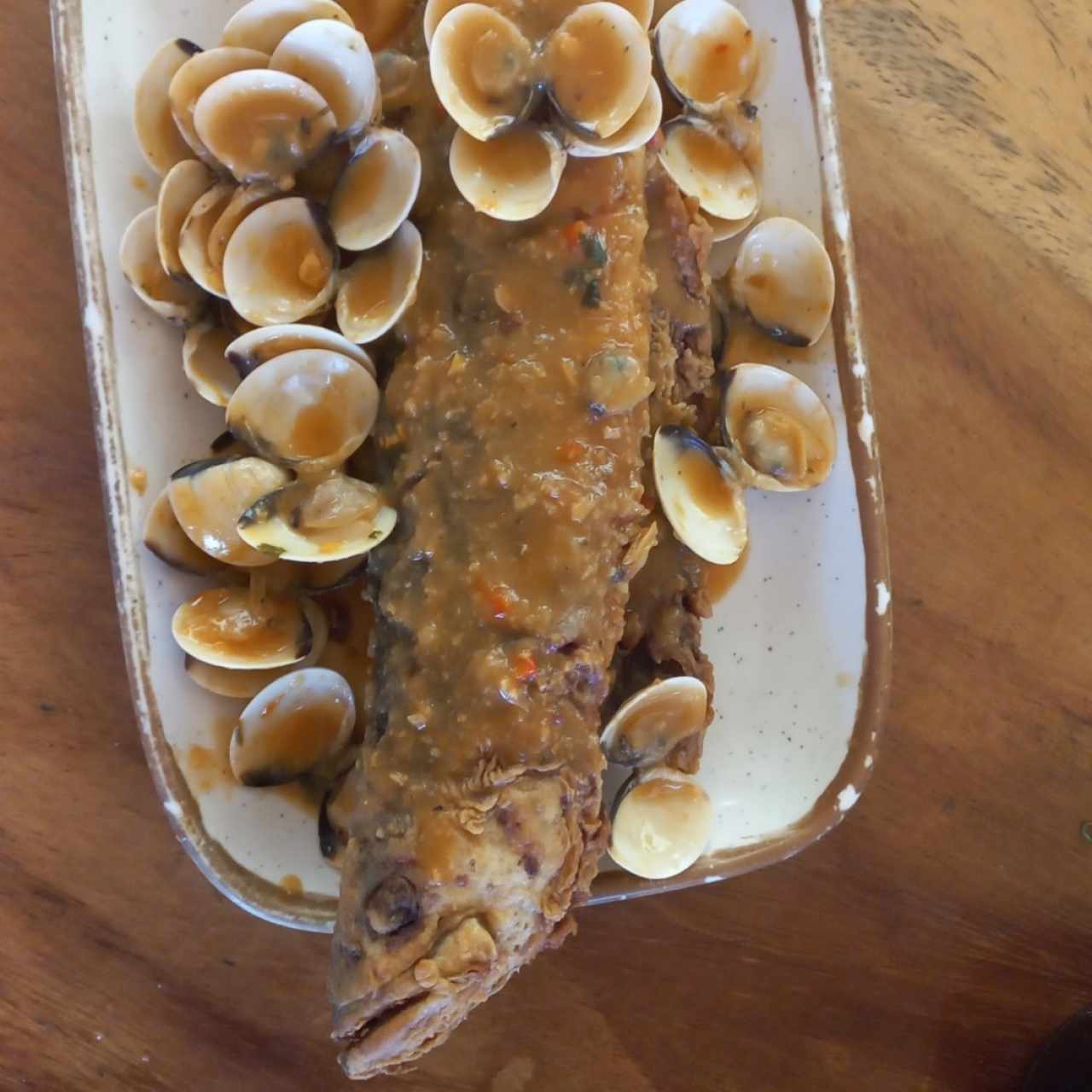 pescado en salsa de almejas