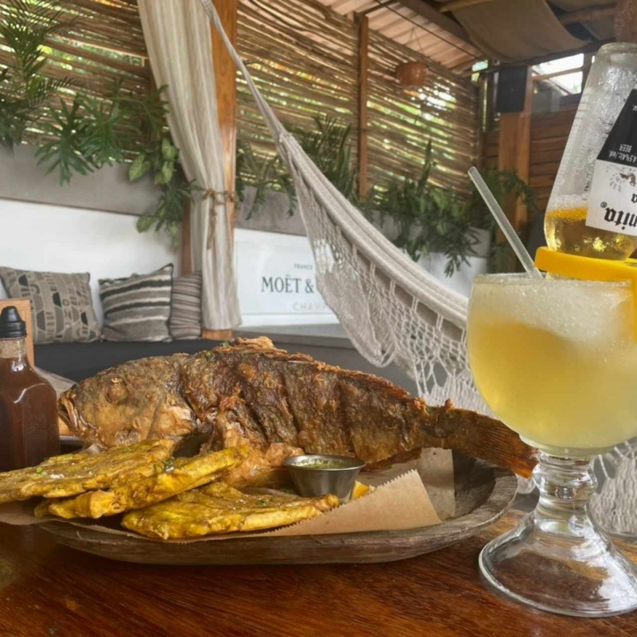 Pargo blanco frito acompañado de patacones 