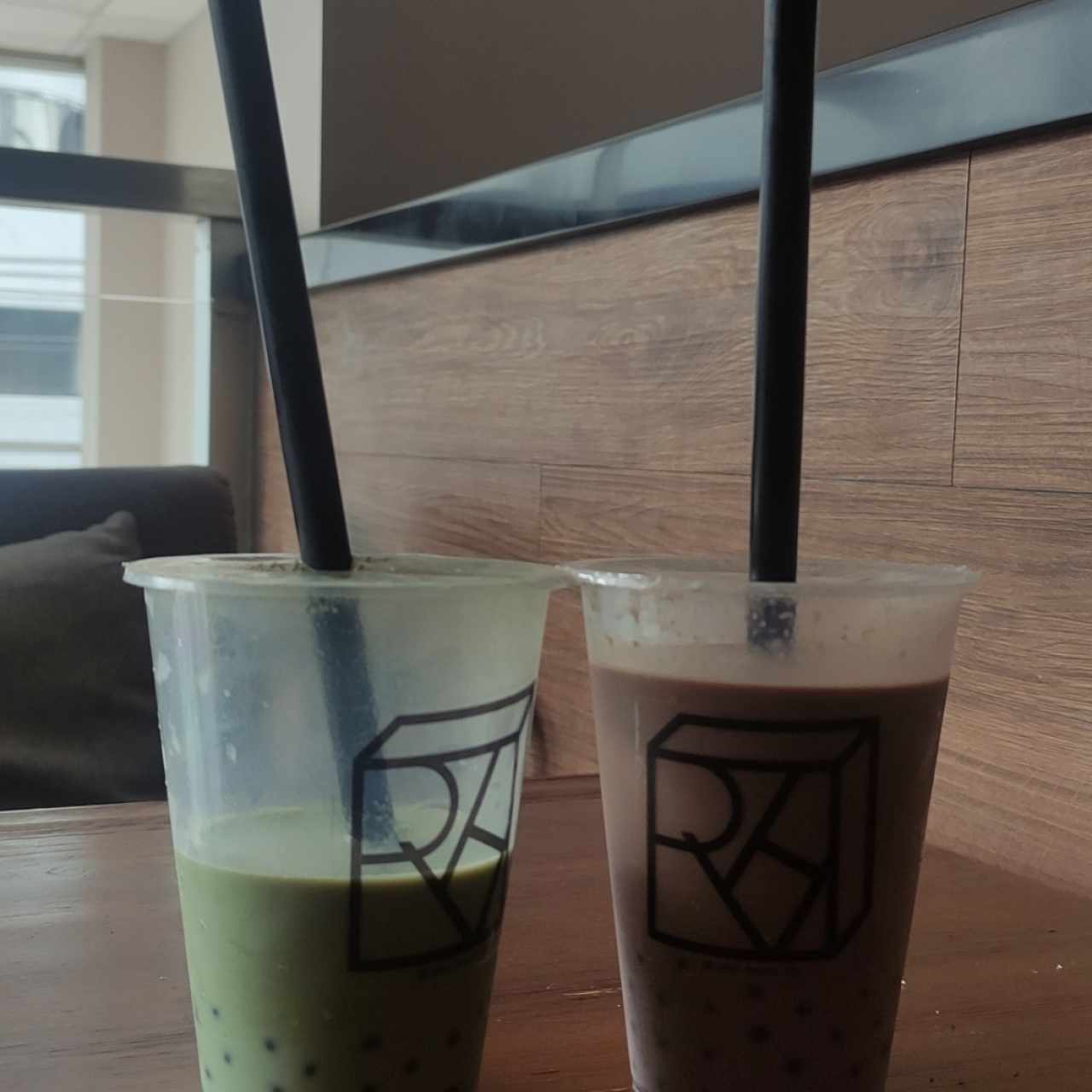 Bubble Tea de matcha con bolitas explosivas de maracuyá y de chocolate con bolitas explosivas de chocolate.