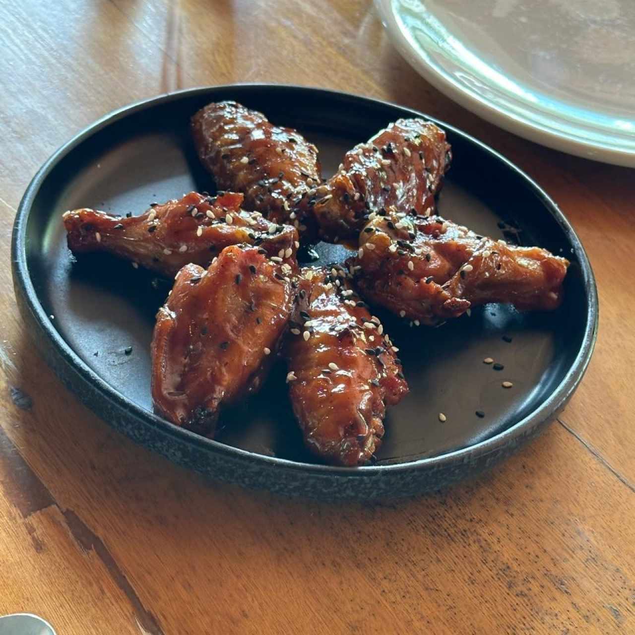 CHICKEN WINGS (Alitas de Pollo Ahumadas en Leña de Cerezo, Bañada con Salsa Agridulce de la Casa)