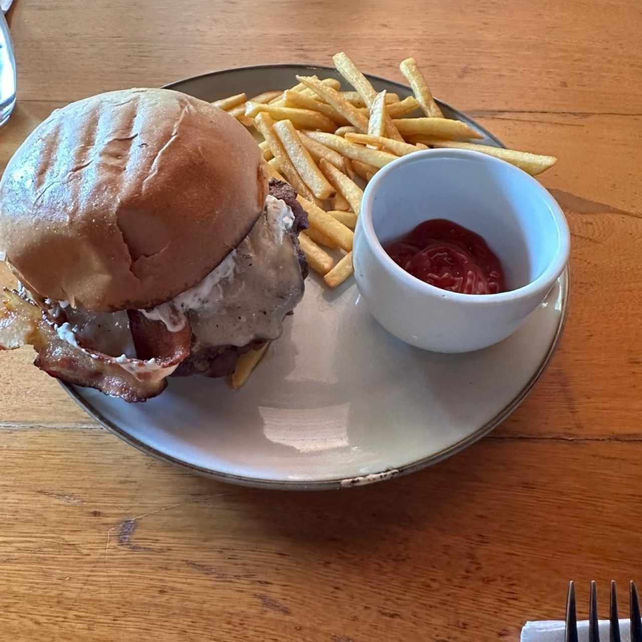 BLACK TRUFFLE SMASH BURGER (Pan de Masa Madre, con Doble Carne, Bacon, Pepino Encurtido, Queso Suizo, Mayo de Trufa Negra, Cebolla y Hongos Rostizados en Miel de Whiskey)