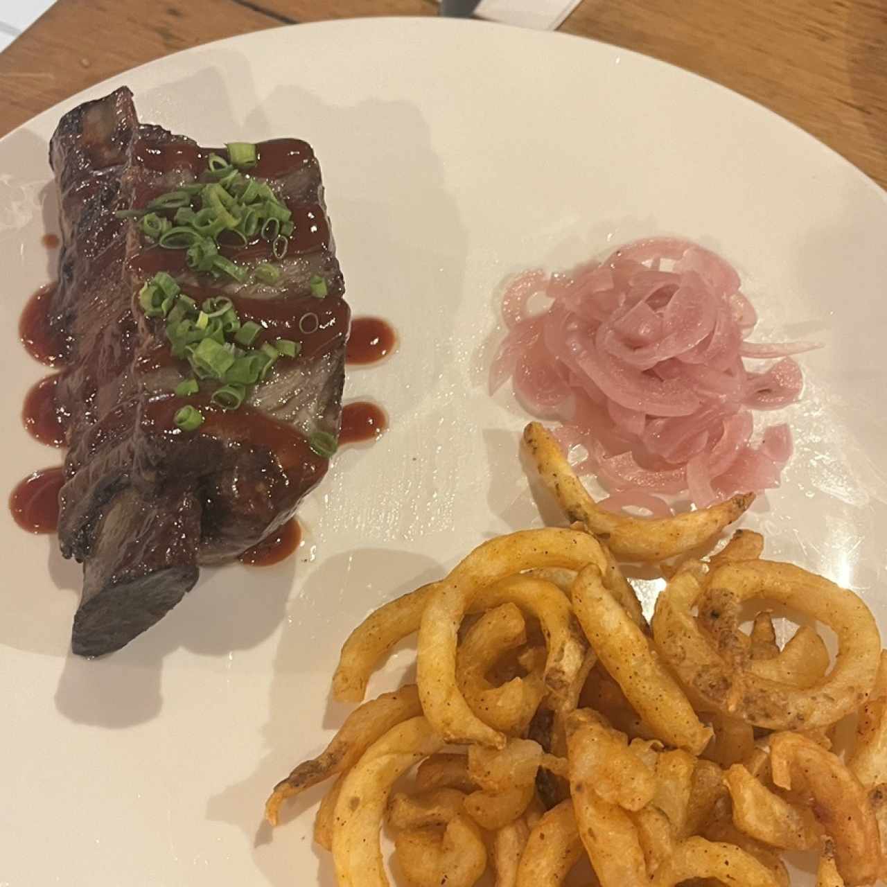 Pork ribs con curly fries