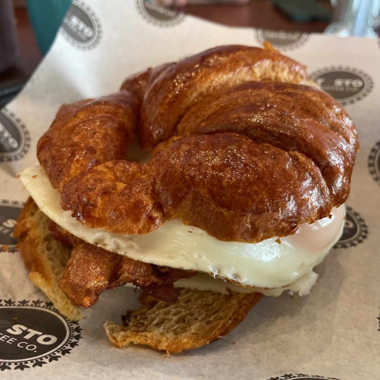 Croissant relleno de bacon, queso y huevo