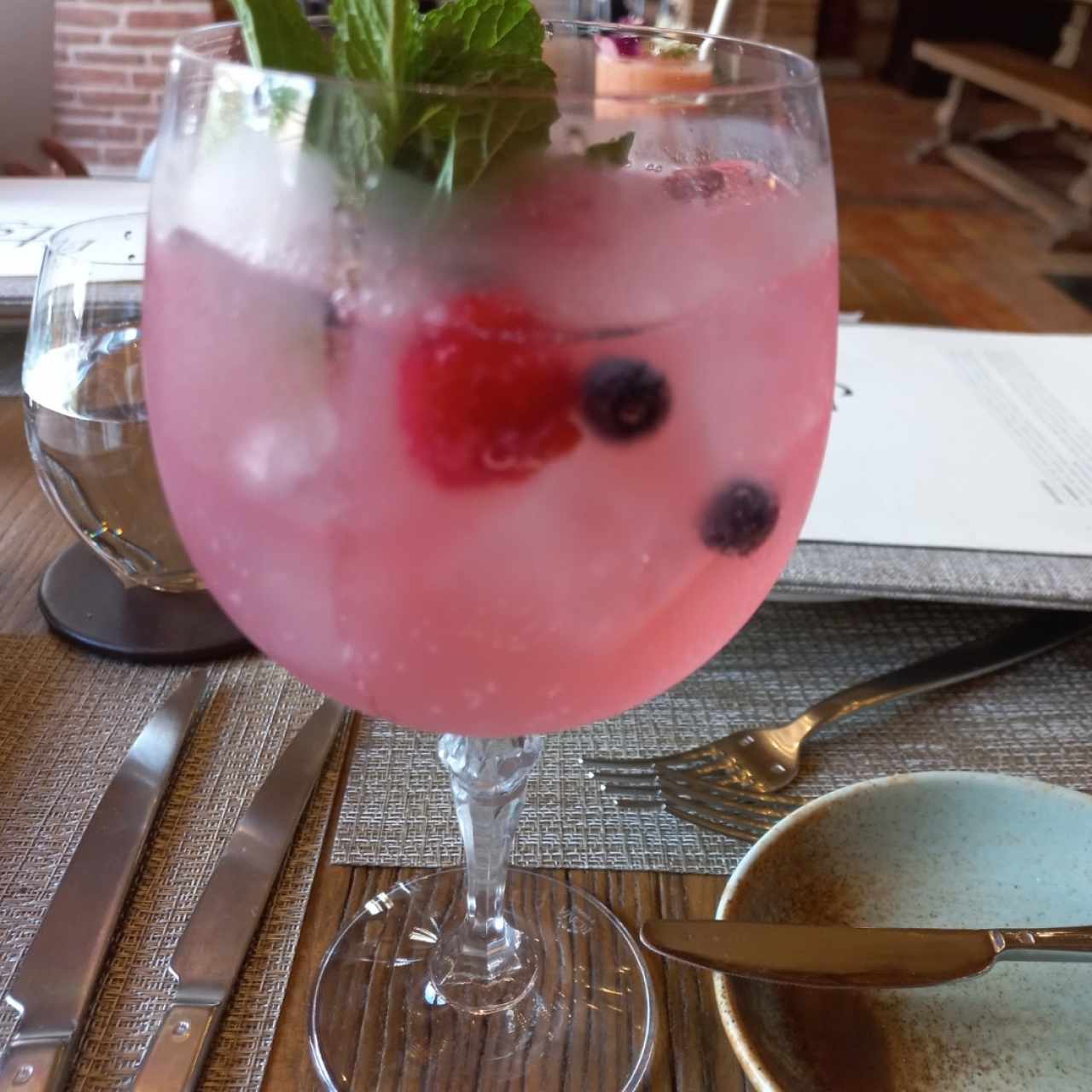 Gin con frutos rojos