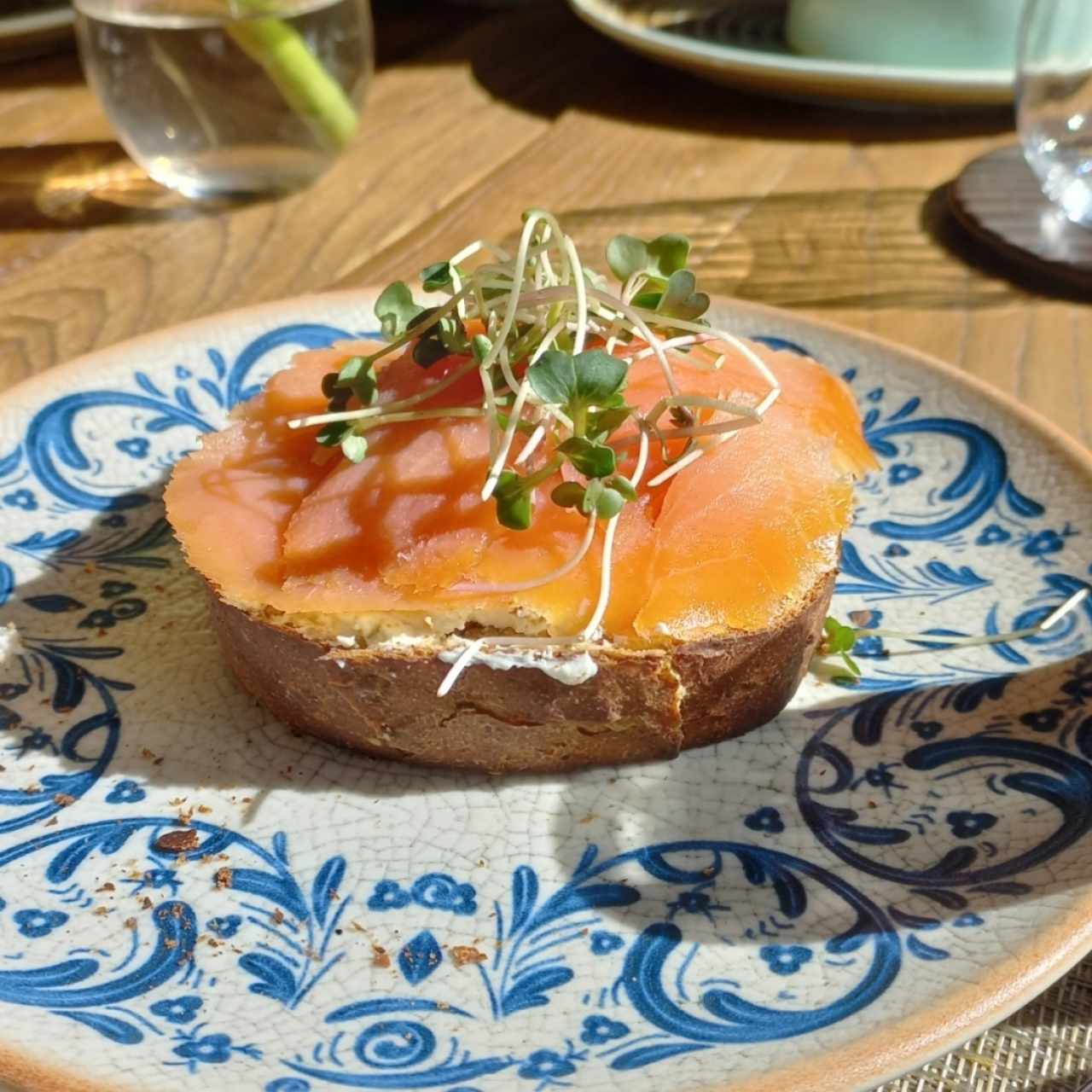 Tostada con salmón y queso crema, del Desayuno Continental