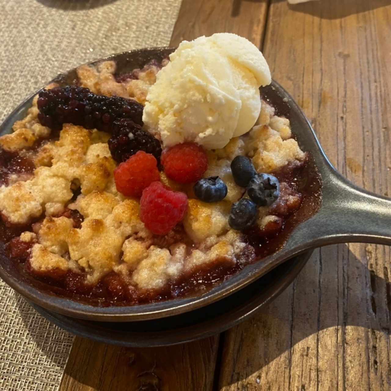 Cobbler frutos rojos con helado vainilla