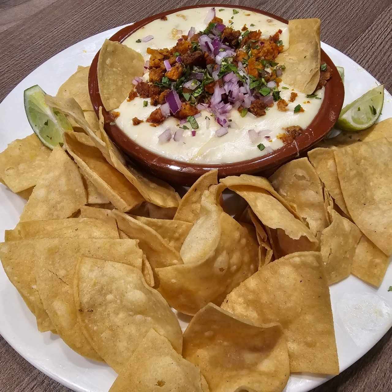 Queso fundido con chorizo