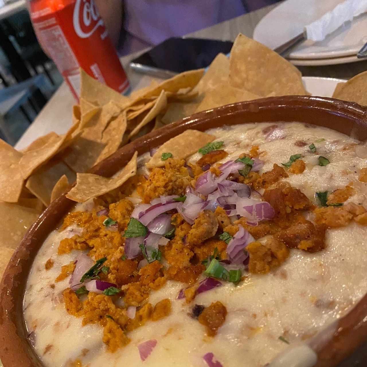 Queso fundido con chorizo