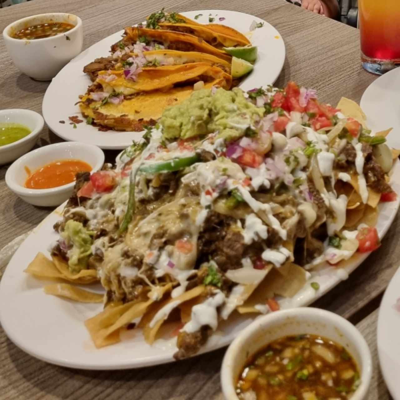 nachos y quesatacos 
