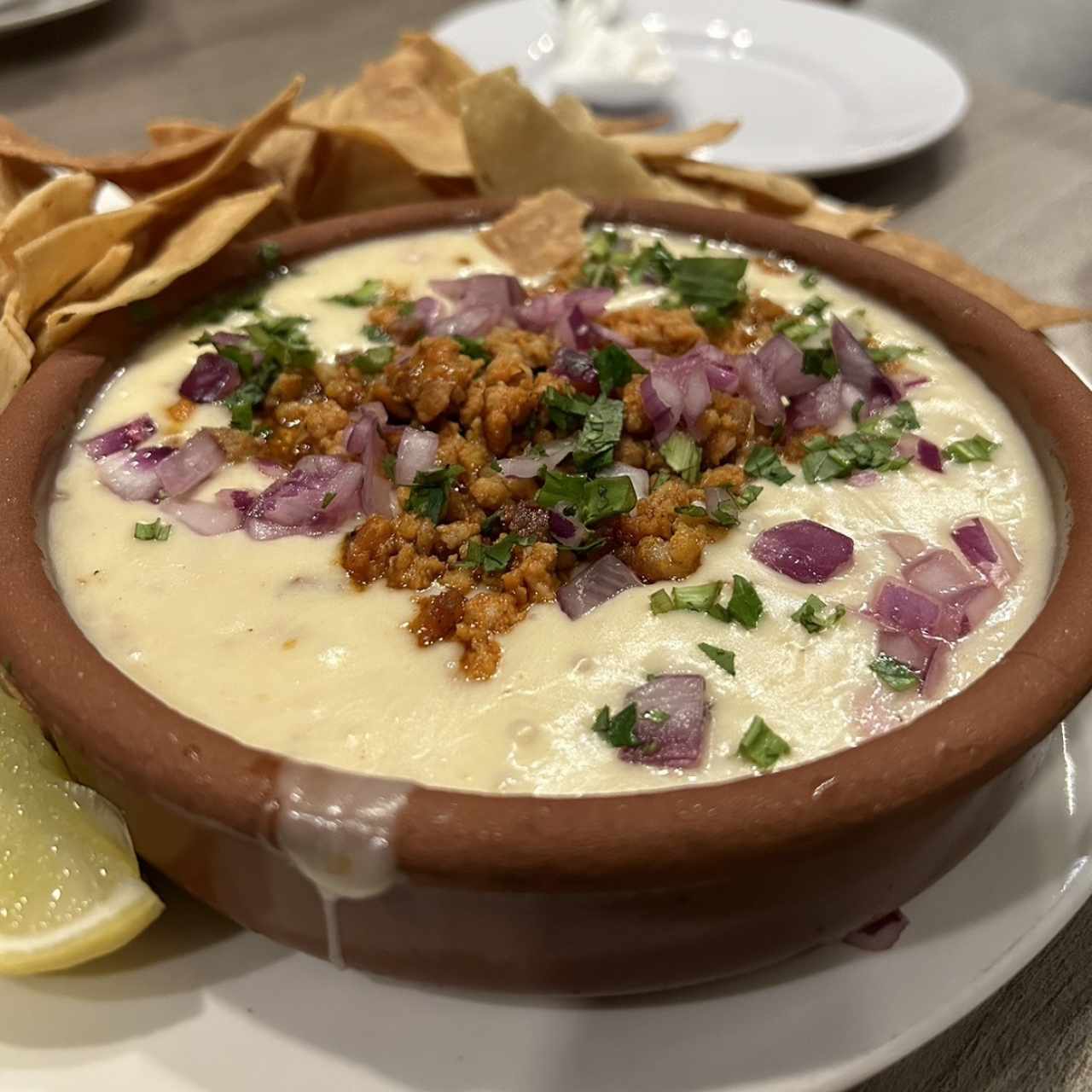 Queso fundido con chorizo