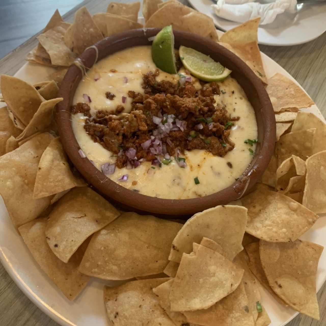 Queso fundido con chorizo