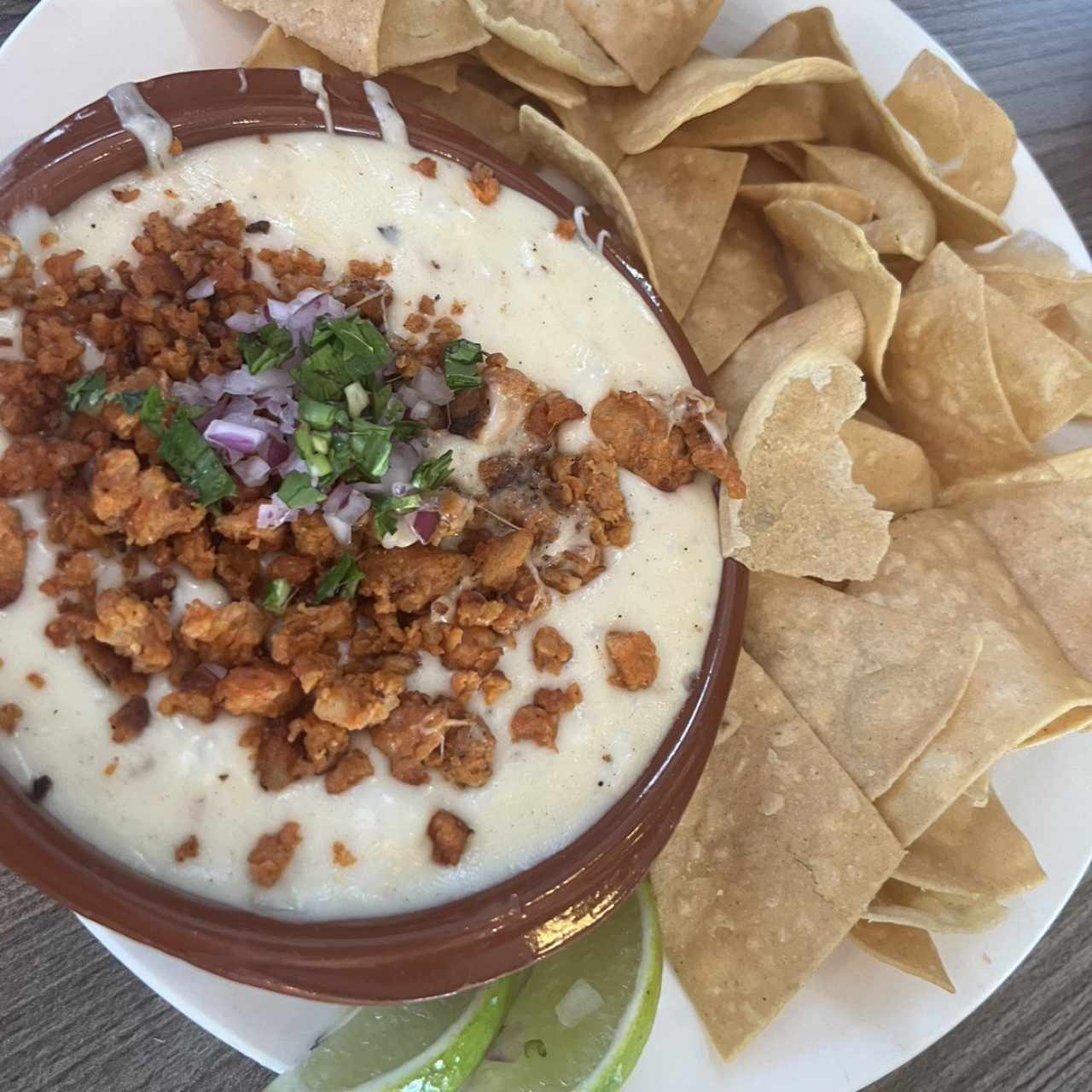 Queso fundido con chorizo