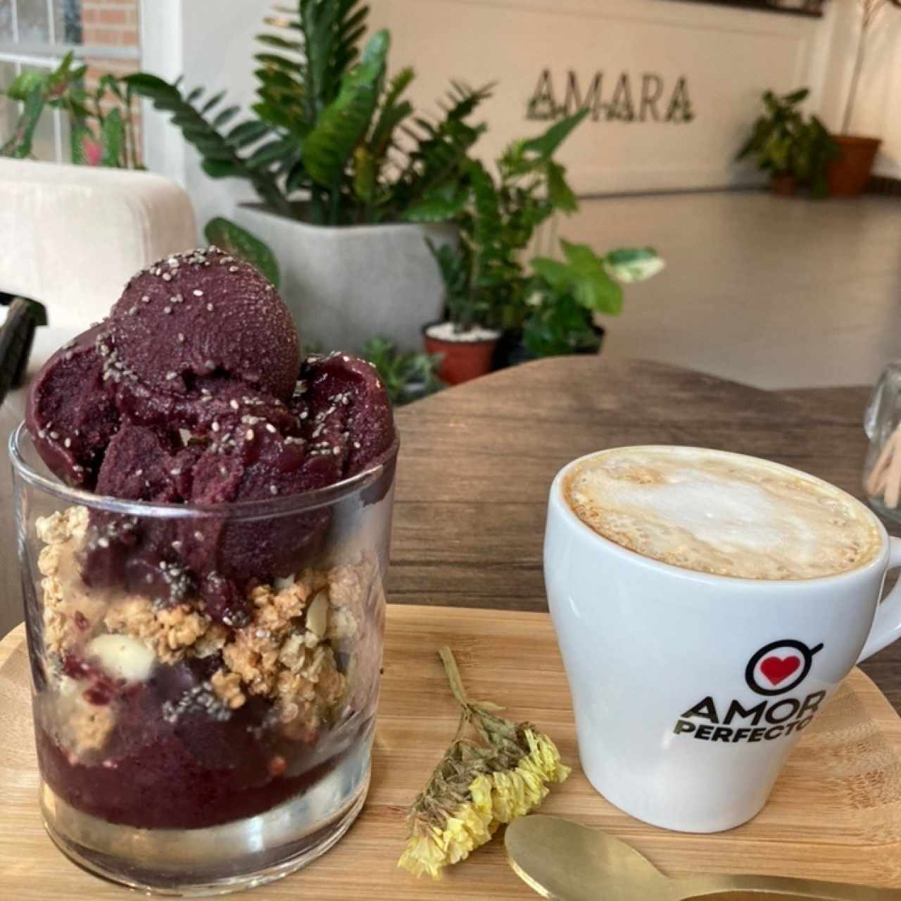 Acai bowl y un delicidoo capuccino