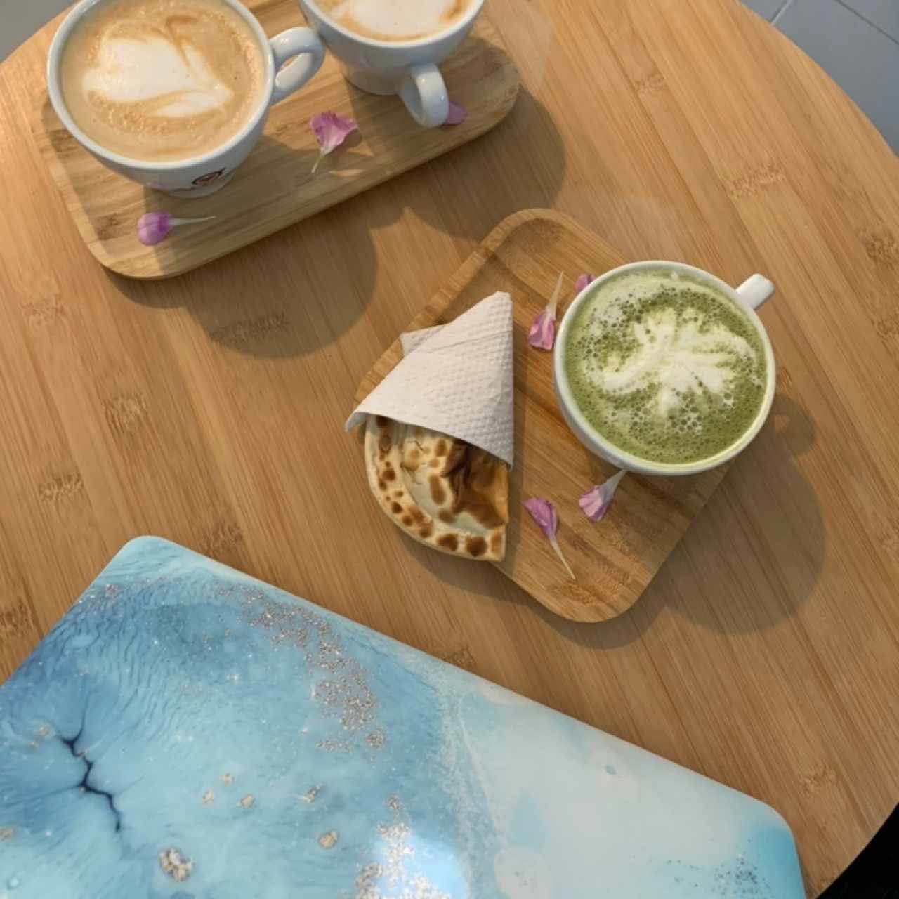 Matcha coffee + empanadita de pollo