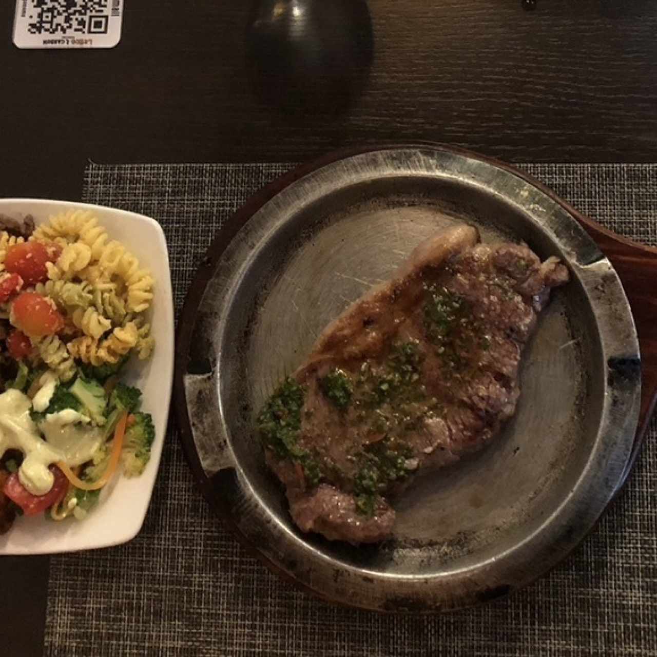 Ribeye termino medio con ensalada y pasta