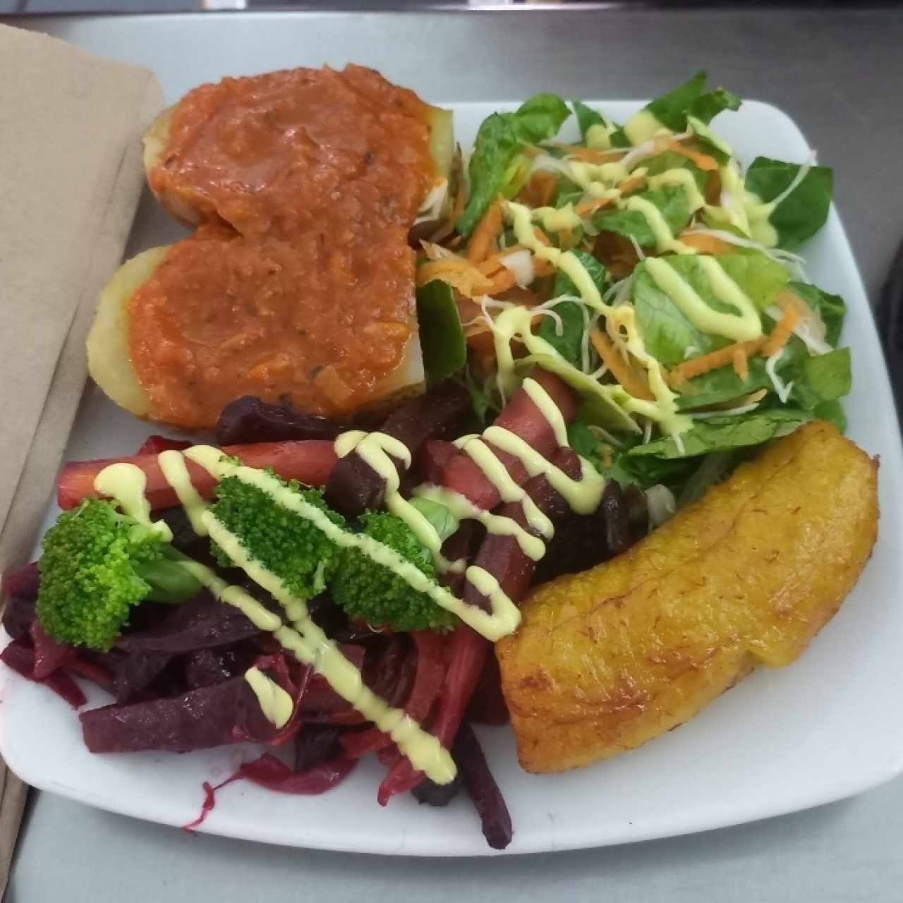 GUARNICION (Ensalada, papa, plátano maduro y arepa)