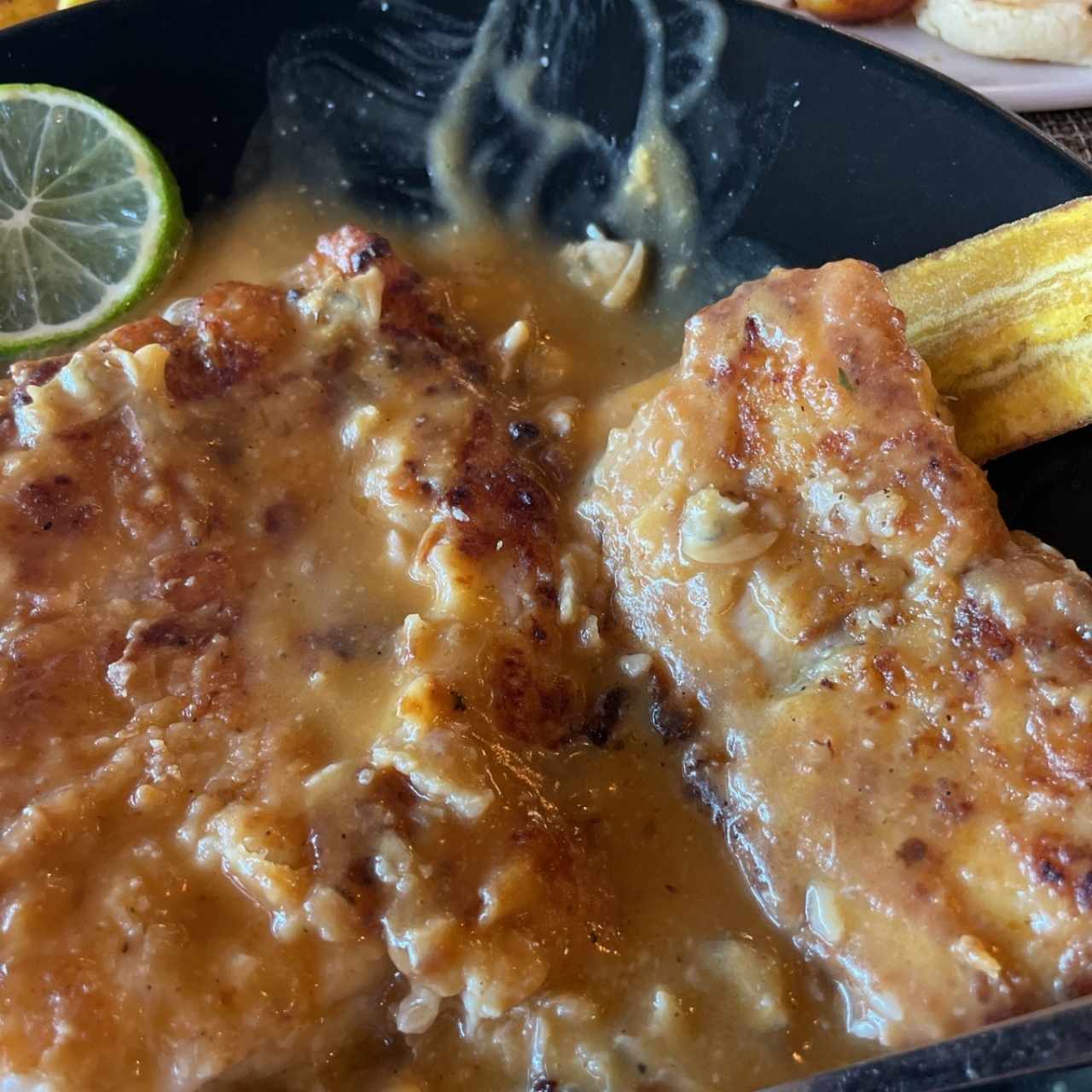 Filete de corvina en salsa de marisco