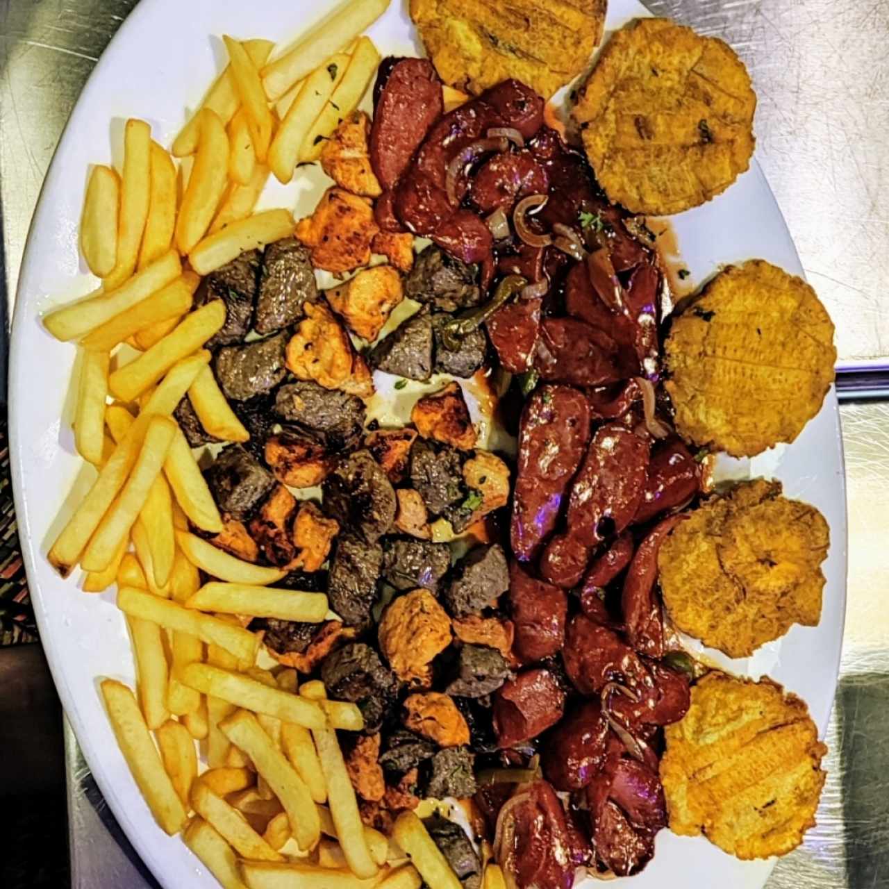 Parrillada con chorizo, pollo, carne, papas y patacones