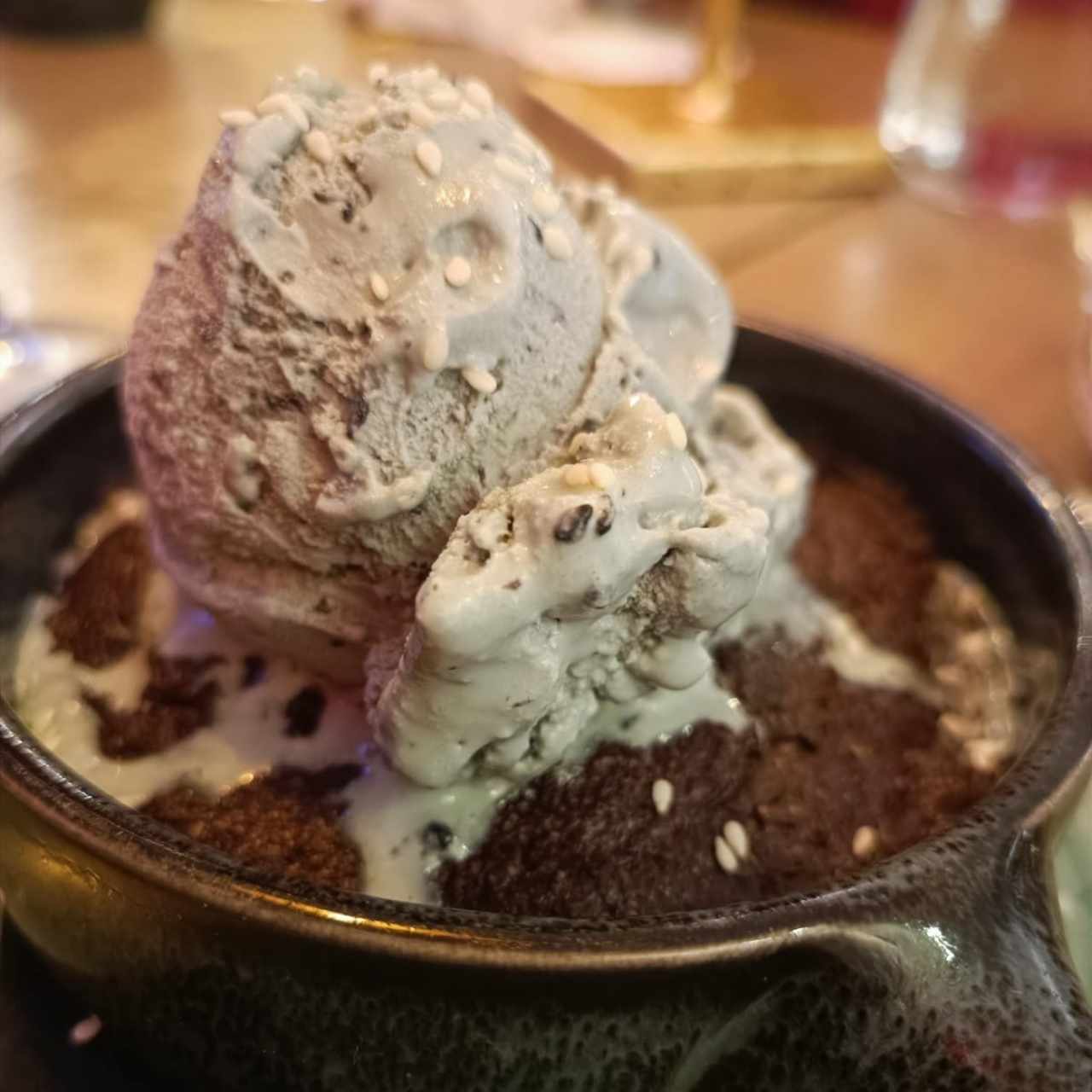 Brownie con Helado de Sesamo Negro