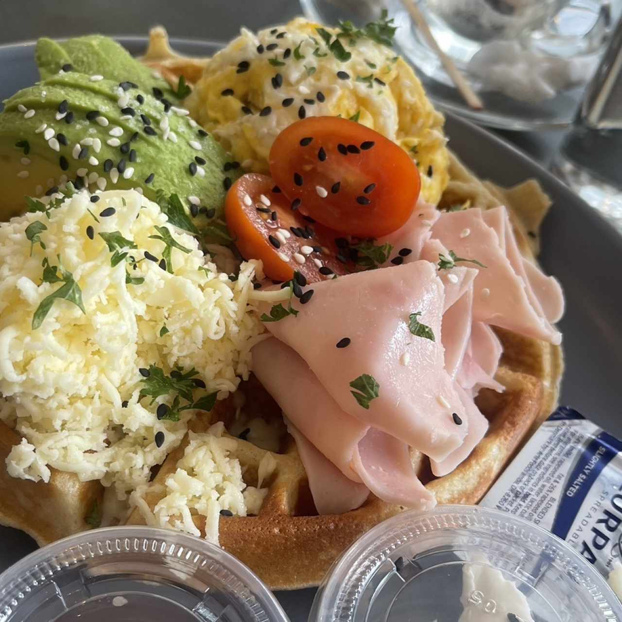 Waffle con Huevos,Aguacate,Queso y Jamón