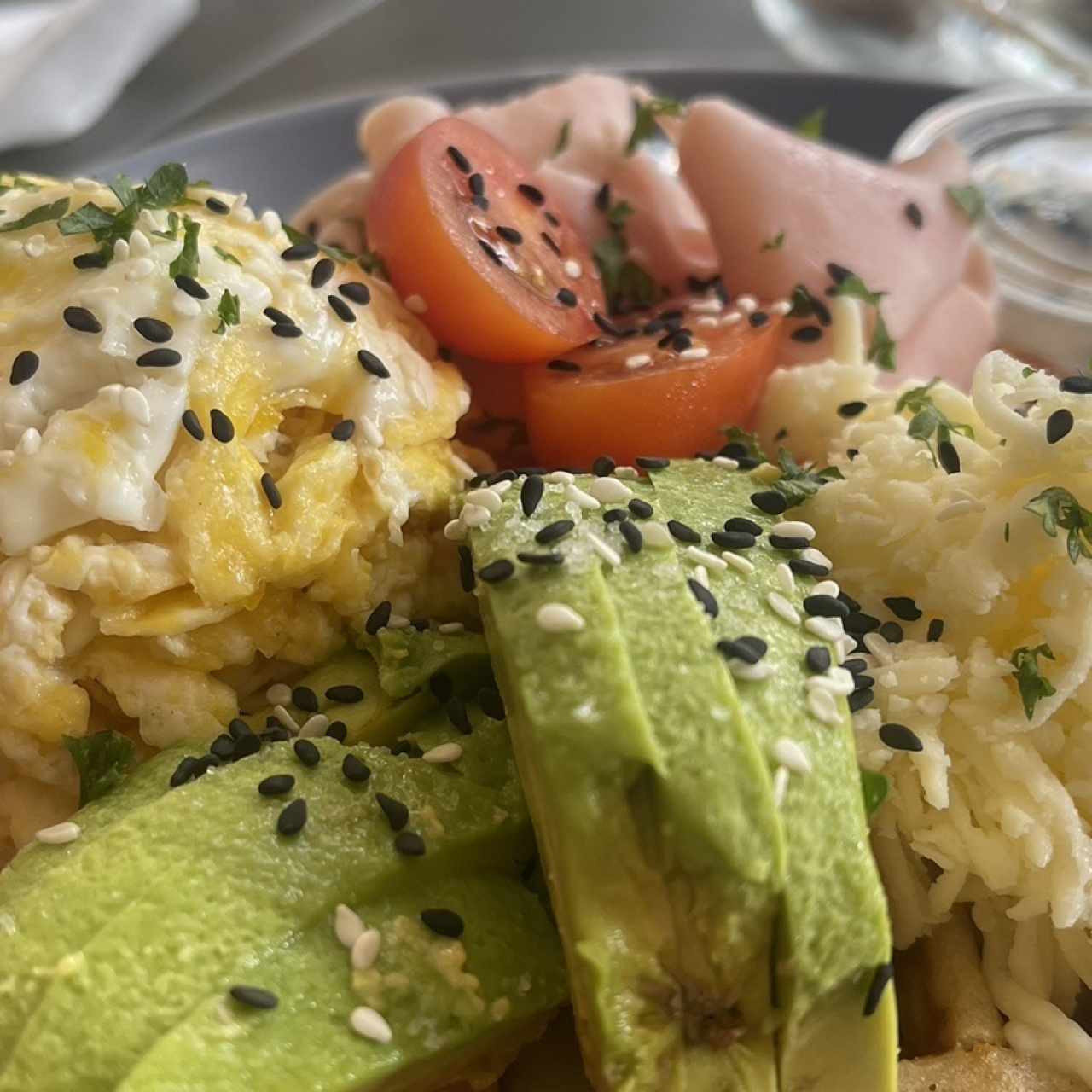 Waffle con Huevos,Aguacate,Queso y Jamón