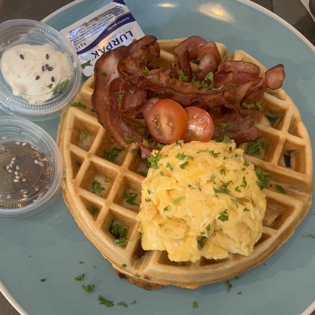 Waffle con huevo y tocino 