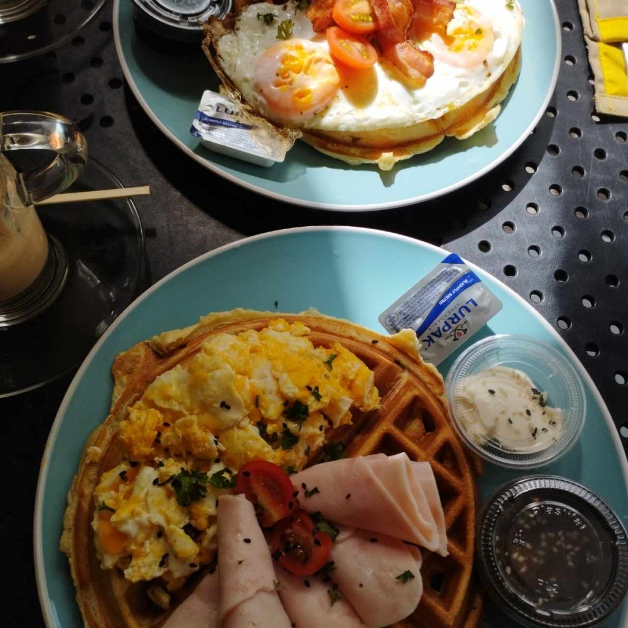 Waffle con Huevos y Jamón de Pavo