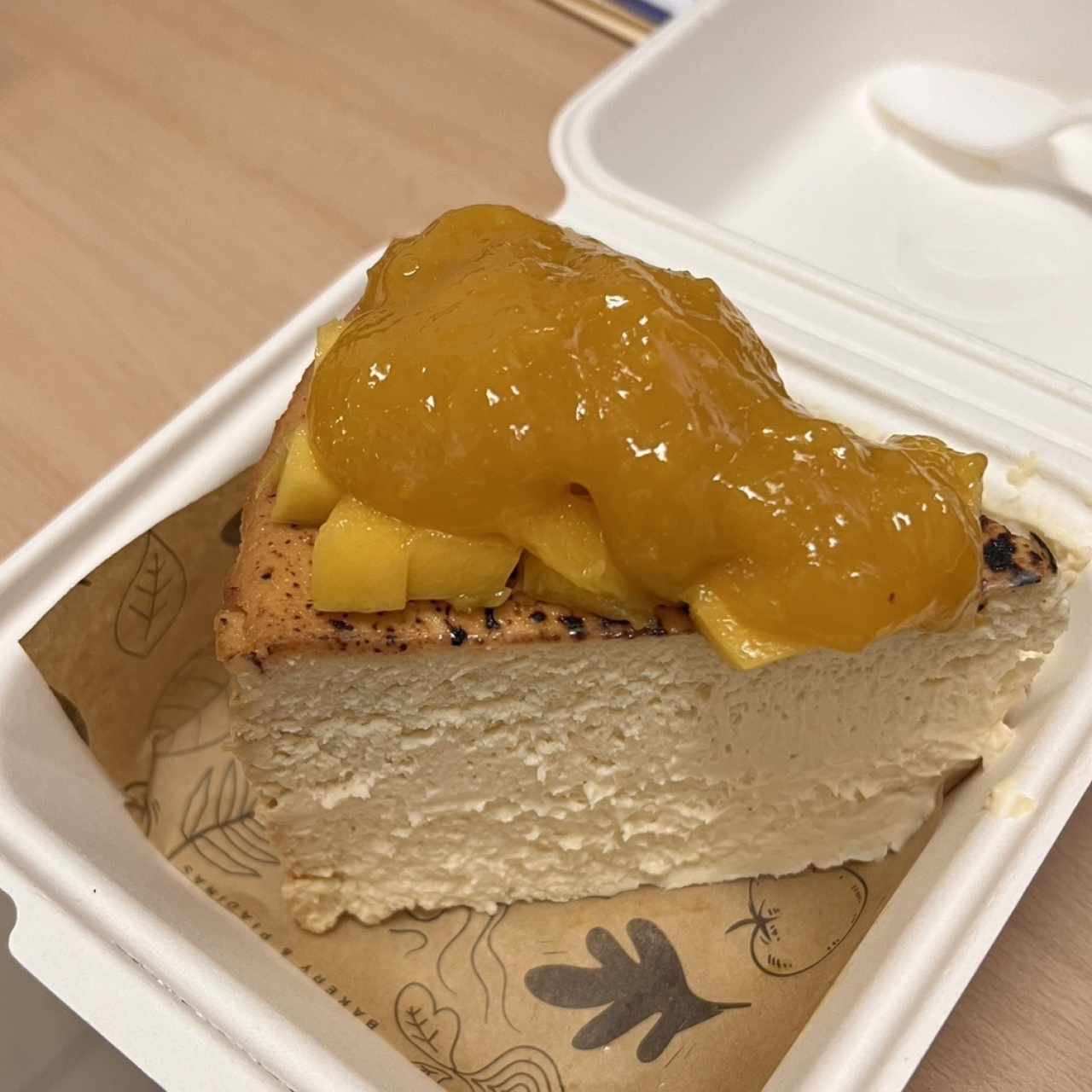 Postres - Cheesecake de Vasca con topping de Mango
