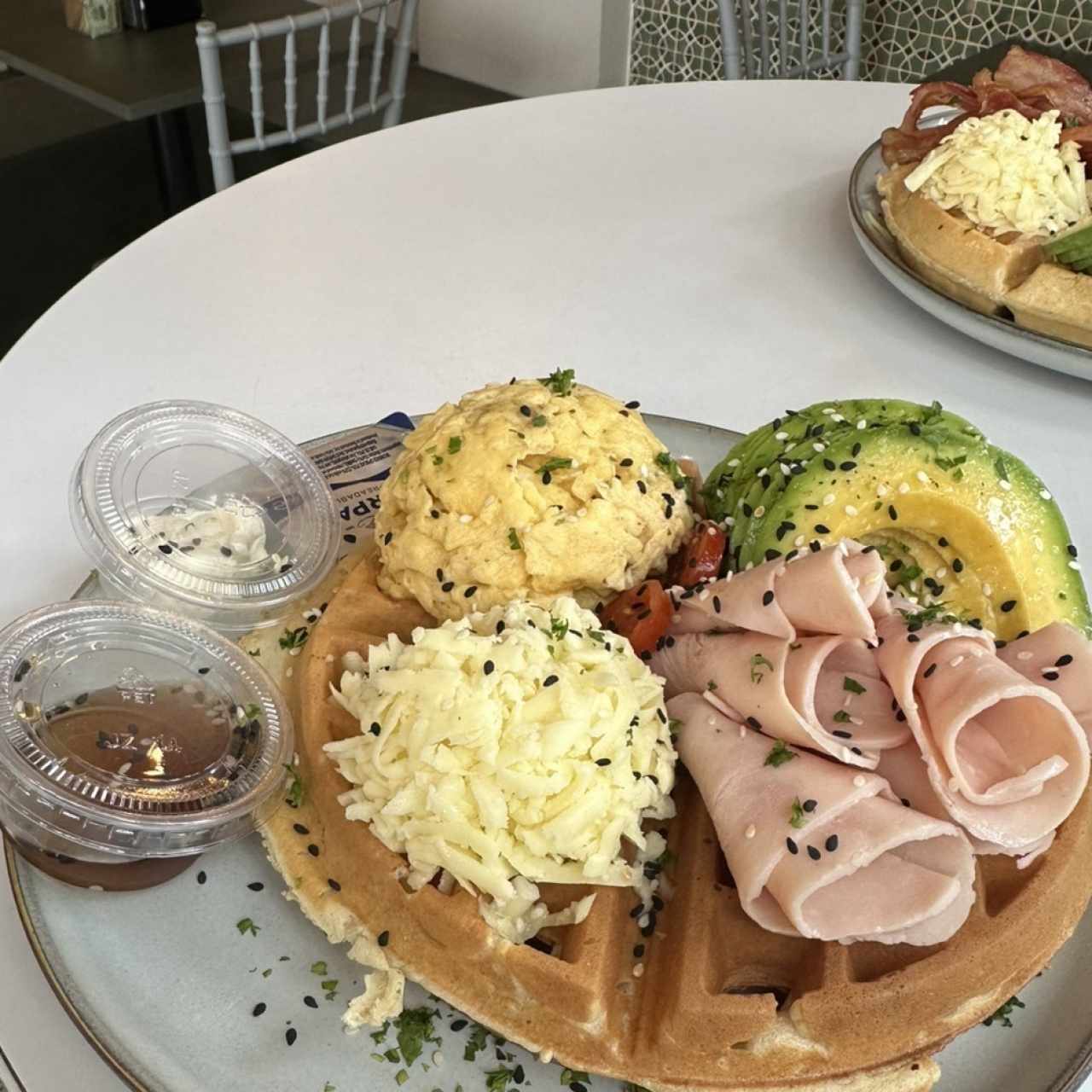 Waffle con Huevos,Aguacate,Queso y Jamón