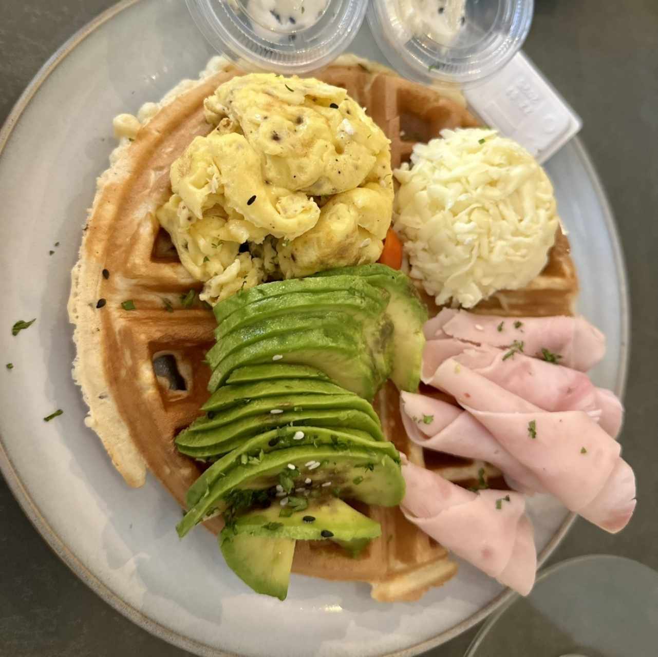 Waffle con Huevos,Aguacate,Queso y Jamón