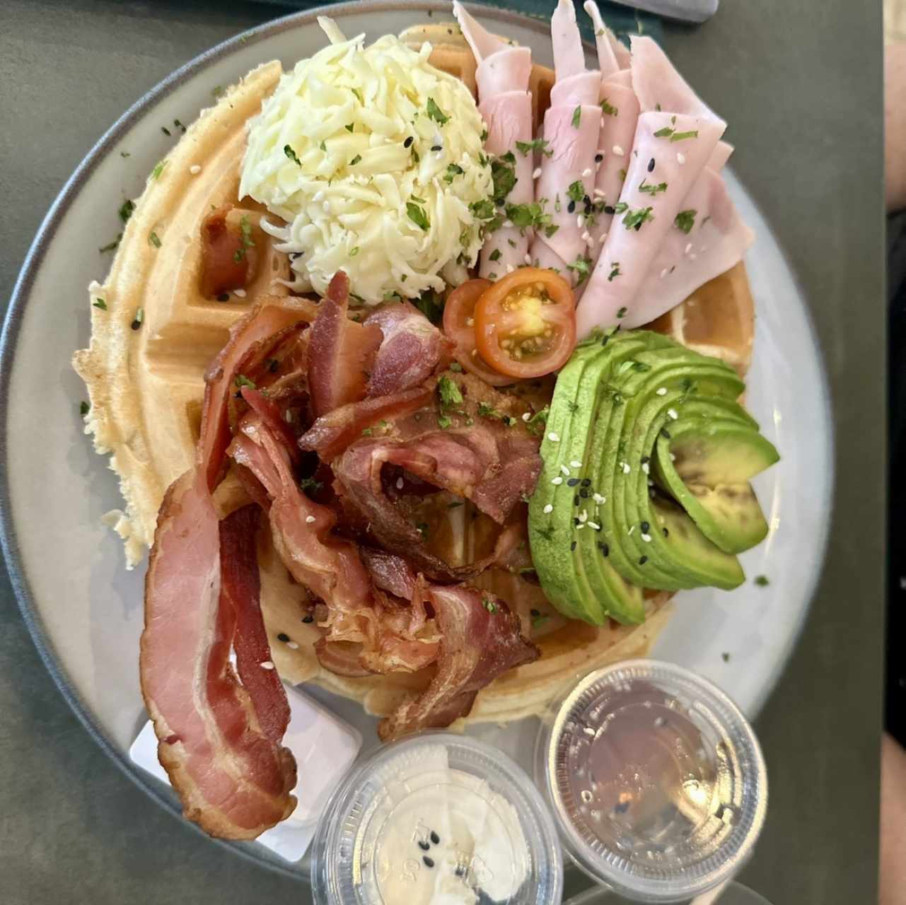 Waffle con Huevos,Aguacate,Queso y Jamón